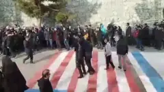 توییت ترامپ درباره خودداری از رد شدن معترضان ایرانی از روی پرچم آمریکا