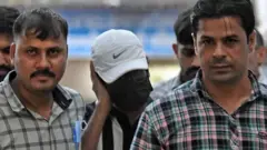 मोहम्मद ज़ुबैर (बीच में)