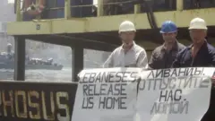 Моряки с плакатами