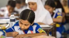 বাংলাদেশে মাধ্যমিক পর্যায়ে নবম শ্রেণীতে উঠে শিক্ষার্থীদের বিভাগ পছন্দ করতে হয়