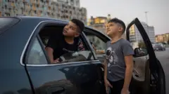 طفلان ينظران إلى طائرة بدون طيار إسرائيلية تحلق فوق بيروت
