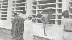Aworan atijọ alawọ funfun to se afihan bi awọn eeyan se n fo oju ferese lati sa fun laasigbo, ti ọlọpaa kan pẹlu kondo lọwọ si n le wọn