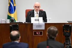 Alexandre de Moraes fala ao microfone em evento
