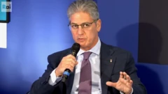 Чоловік у костюмі говорить у мікрофон