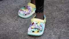 Kophee yeroo weerara koroonaa jaalatamte dhaabbata 'Crocs' oomishu
