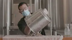فلسطيني يصنع الجعة بالزعتر والسماق