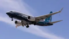 Indege ya Boeing 737 Max iri kugwa nyuma yo kuguruka by'igeragezwa ku kibuga cya kompanyi ya Boeing i Seattle muri Amerika