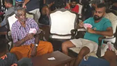 સરકારવિરોધી પ્રદર્શનકારીઓએ શ્રીલંકાના વડા પ્રધાનના આધિકારિક આવાસમાં ઘૂસીને પત્તાં રમ્યાં હતાં.