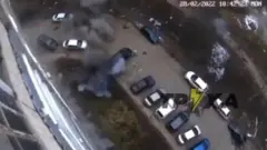 Une vue des bombes qui explosent dans un parking.