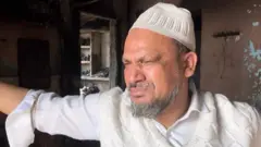 د هند ډیلي شمال ختیځ کې د هندوانو او مسلمانانو ترمنځ اخ و ډب کې ګڼ کسان وژل شوي. د بورا خان په نامه یو مسلمان وايي، بلواګرو یې کور او هټۍ دواړه وسوځول او دی تېښتې ته اړ شو.