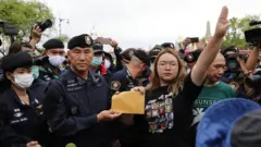 ปนัสยายื่นหนังสือให้ตำรวจ