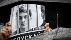 cartel de zhukov tras las rejas