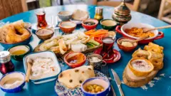 در ترکیه خوراکی‌های گوناگونی به عنوان صبحانه روی میز آورده می‌شود از جمله سبزیجات،انواع زیتون، پنیر، تخم‌مرغ، مربا و عسل.