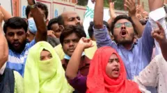 নুরুল হক নূরের সমর্থকরা তার বিরুদ্ধে মামলা-হামলার প্রতিবাদে ঢাকায় বিক্ষোভ করে, ২২-০৯-২০২০।