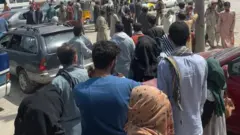 एयरपोर्टजवळ उभे असलेल भारतीय