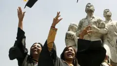 ঢাকা বিশ্ববিদ্যালয় সমাবর্তনে যোগ দেয়া একদল ছাত্রী