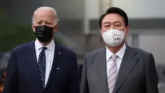 윤석열 대통령과 조 바이든 미국 대통령이 20일 경기 평택 삼성전자 반도체 공장을 둘러본 후 기념촬영하고 있다