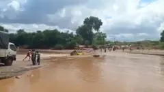Basi likiwa limezama Mto Mwingi