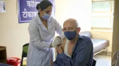 भारत, ब्रिटेन और अमरीका समेत कई देशों में वैक्सीन को लेकर लोगों का शक धीरे-धीरे दूर हो रहा है.