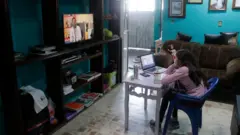 Menina mexicana estudando em casa