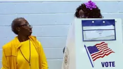 Des Américaines en train de voter.