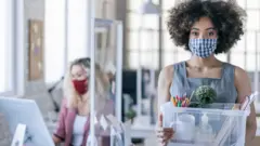 Mujer saliendo de oficina