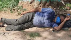 रस्त्याच्या कडेला झोपलेले श्रीनिवास