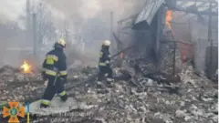 Firefighters dey put out fire
