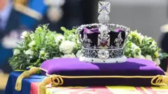 여왕의 관 위에 놓인 눈부신 왕관