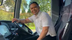 Anh Thanh (còn gọi là Tan) này làm nghề lái xe khách ở Anh Quốc