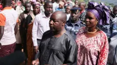 Evariste Ndayishimiye n'umutambukanyi wiwe Angeline Ndayubaha batambuka gutora igenekerezo rya 20/05/2020 i Giheta, Gitega, Burundi