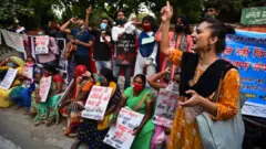 হাথরাসের ধর্ষিতা নিহত তরুণীর জন্য বিচার চেয়ে দিল্লির রাজপথে বিক্ষোভ