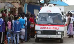 Aworan ọkọ alaarẹ kan pẹlu ọpọ ero lẹgbẹ rẹ.