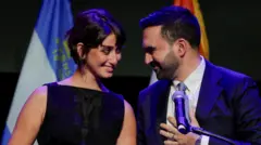 O prefeito eleito de Nova York, Zohran Mamdani, comemora com sua esposa Rama Duwaji após a vitória na eleição de 2025, em um evento na noite da eleição, no Brooklyn