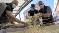 Policiais italianos com droga apreendida