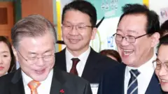 문재인 대통령(왼쪽)과 송철호 울산시장(오른쪽)