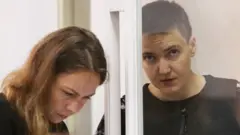 Надія Савченко побувала за гратами і в Росії, і в Україні. На фото ліворуч - її сестра Віра.