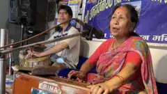 चावहिलमा भजन गाउँदै भजन मण्डलीका सदस्यहरू