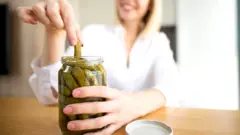 Соленые огурчики в банке