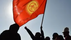 туу кармаган жаштар