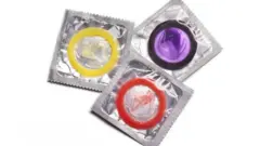 Préservatifs de trois couleurs dans des emballages en aluminium et en plastique