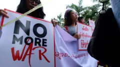 စစ်ပွဲတွေရပ်ရေးနဲ့ ဖမ်းခံရသူများပြန်လွှတ်ရေးအတွက် ဇူလိုင် ၁၃ ရက်နေ့က တောင်းဆိုကြ
