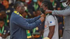 Le président Macky Sall décore Aliou Ciissé