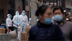 兩名居民路過北京一處被封控小區