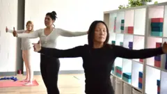 Un groupe de femmes prend part à un cours de yoga en salle à Anahata, un studio de bien-être centré sur le cœur et l'épanouissement, le 17 mai 2021 à Leigh -on-Sea, en Angleterre.