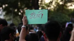 ชูป้ายประท้วง