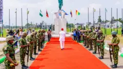 Ebe Gọvanọ Hope Uzodinma na-akwanyere ndị agha Naijiria ugwu pụrụiche