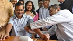 ਦਿੱਲੀ ਦੇ ਮੁੱਖ ਮੰਤਰੀ ਅਰਵਿੰਦ ਕੇਜਰੀਵਾਲ ਇੱਕ ਨਵੇਂ ਖੁੱਲ੍ਹੇ ਕਲੀਨਿਕ ਵਿੱਚ