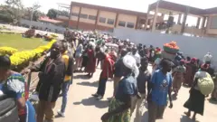 Abaturage ku mupaka babujijwe kwambuka