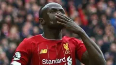 Sadio yishimira gutsinda igitego, mbere yuko hatangwa inama ku bakinnyi yo kwirinda kwishimira igitego abakinnyi bafata ku munwa